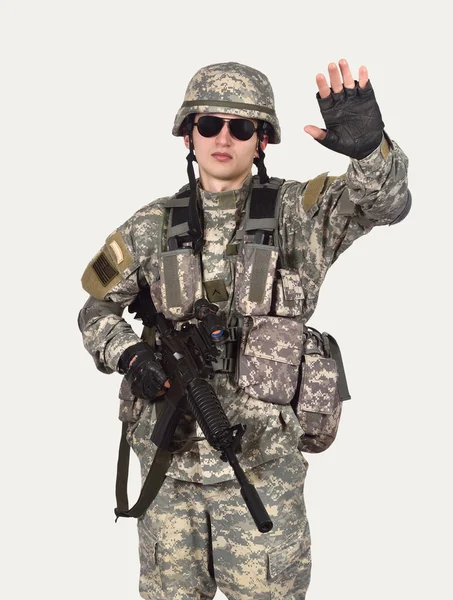 Soldat som viser stoppsymbol – stockfoto