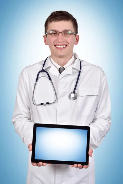 Läkare håller Tom tablet — Stockfoto