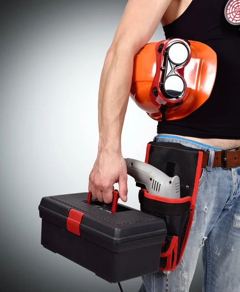Trabajador con cinturón de herramientas y casco — Foto de Stock