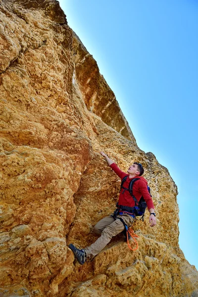 Toeristische klimmen bergen — Stockfoto