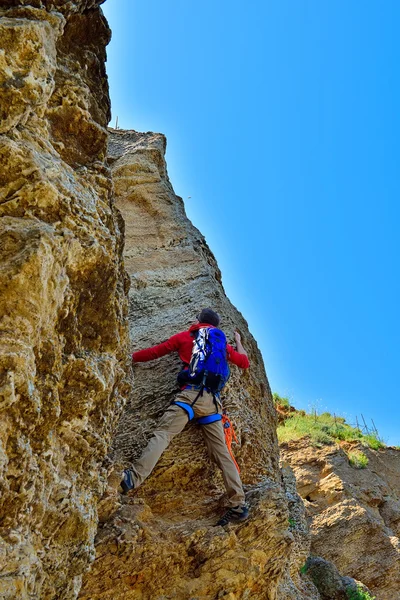 Bergsteiger steigt auf — Stockfoto