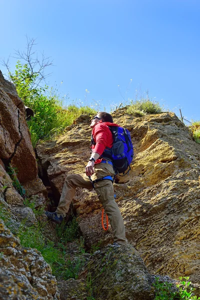 Escalador de rocas con mochila — Foto de Stock