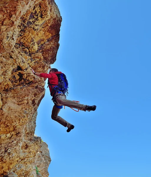 Klimmer viel van een klif — Stockfoto