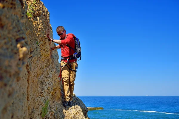 Tourist walking on cliff — Stock Photo, Image