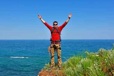 turist dağın zirvesinde