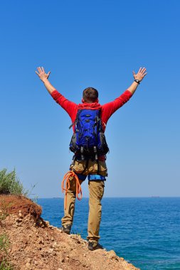 turist dağın zirvesinde