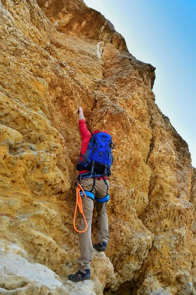 Hombre escalando en roca — Foto de Stock