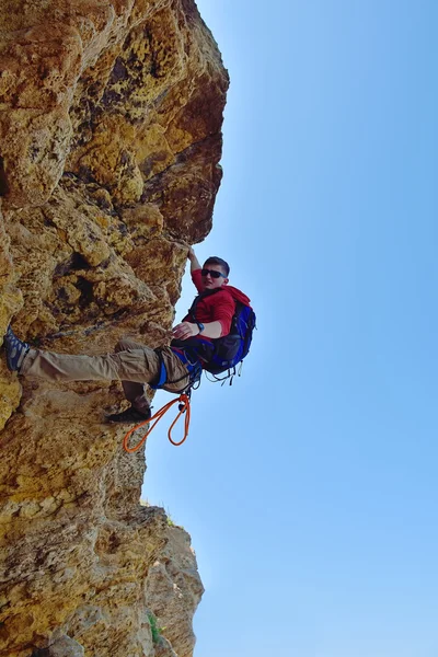 Escalador con mochila — Foto de Stock