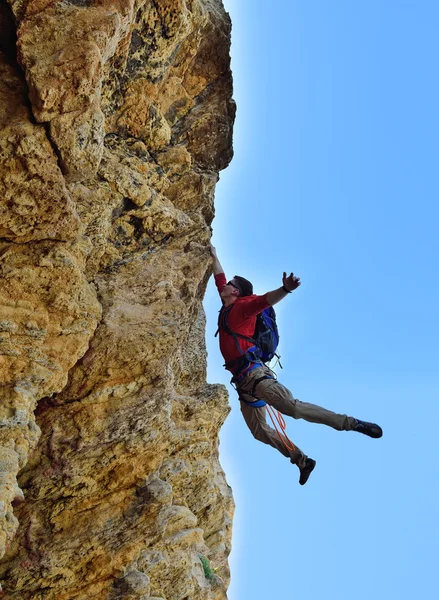 Fjellklatrer falt ned fra en klippe – stockfoto