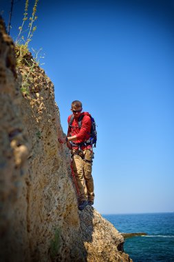 cliff üzerinde yürüyen turist