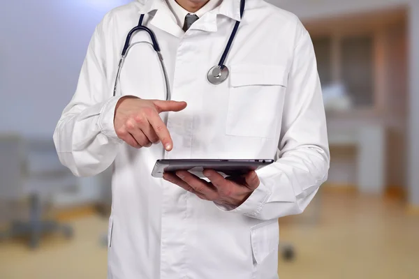 Arzt mit Touchpad — Stockfoto