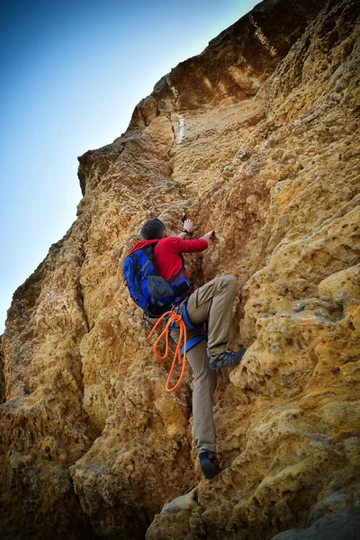 Hombre escalando en roca — Foto de Stock