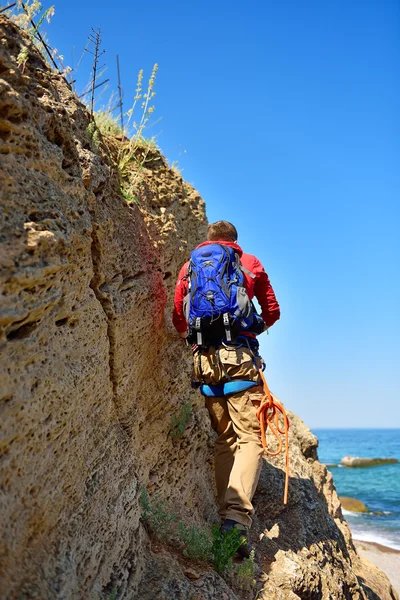 Tourist walking on cliff — Stock Photo, Image