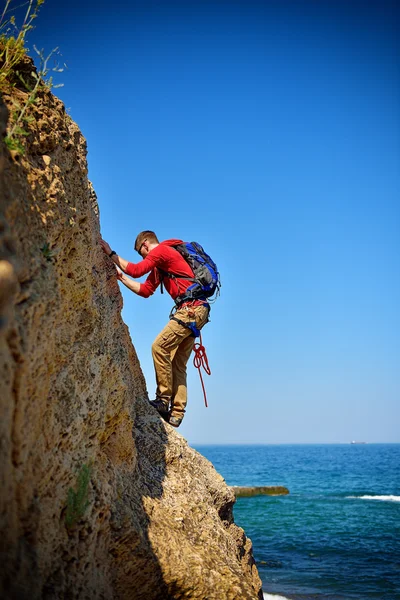 Young man climbing up — Stock Photo, Image