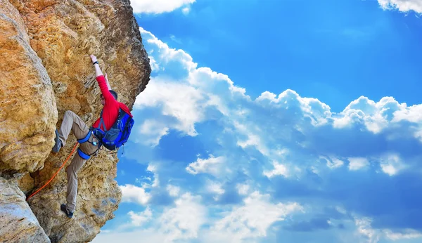 Climber climbing up — Stock Photo, Image