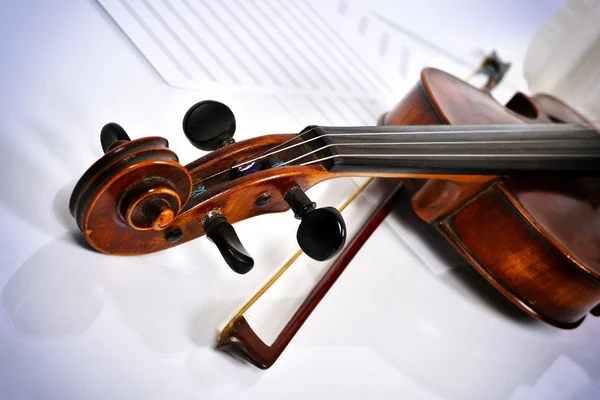 Old-fashioned violin with bow and notes — Stock Photo, Image