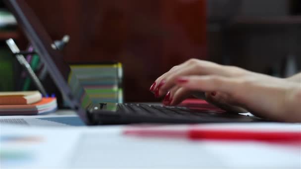 Руки, работающие на ноутбуке — стоковое видео
