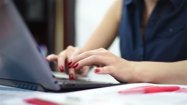 Mulher mãos digitando em um laptop — Vídeo de Stock