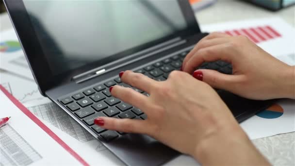 Mujer manos escribiendo en un ordenador portátil — Vídeo de stock