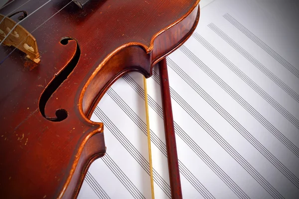 Altmodische Geige mit Bogen und Noten — Stockfoto