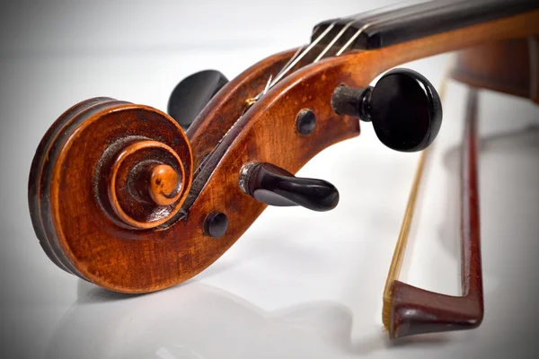 Скрипка и лук — стоковое фото