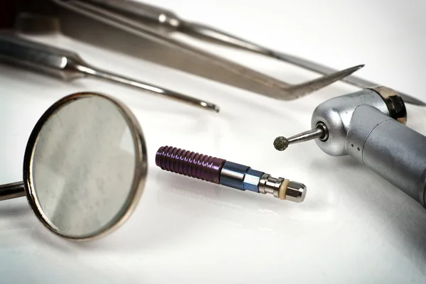 Инструменты и зубной имплантат — стоковое фото