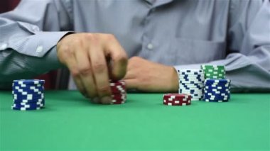 krupiye poker fişleri anlatıyor