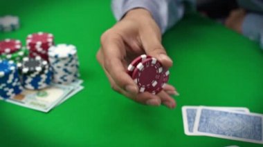 poker oyuncusu fişleri ile
