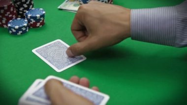 poker satıcısı kartları dağıtır