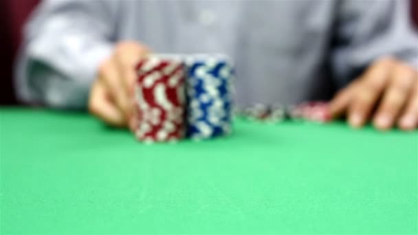 Dealern flyttar en bunt pokermarker — Stockvideo