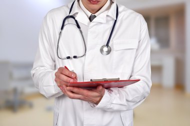 Pano ile genç bir doktor