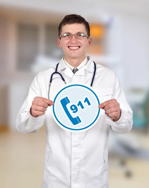 Doctor holding 911 symbol — Zdjęcie stockowe