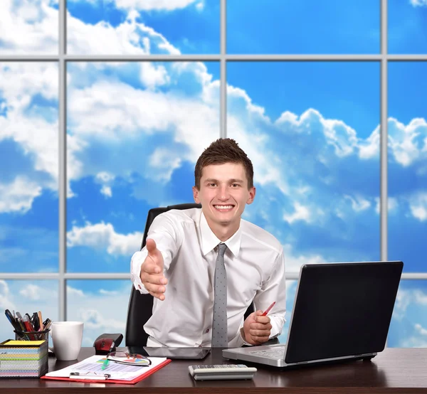 Hombre de negocios se extiende — Foto de Stock