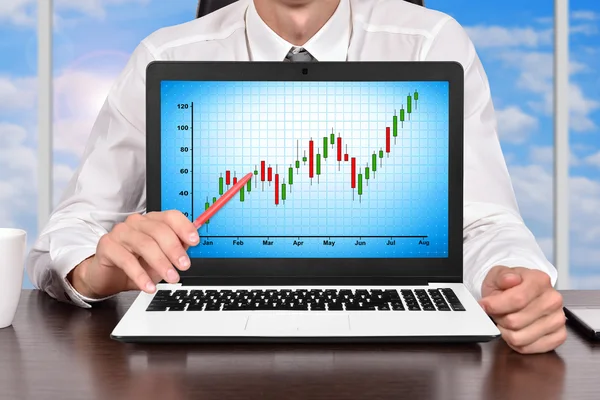 Laptop mit Aktiendiagramm — Stockfoto