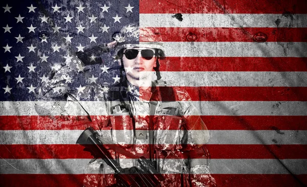 Amerikalı bir asker selamlıyor