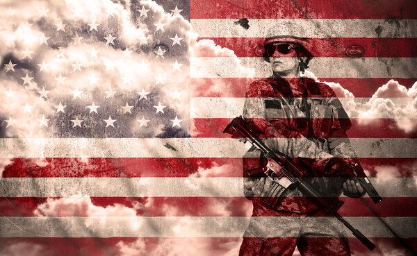 солдат с винтовкой на фоне флага США

