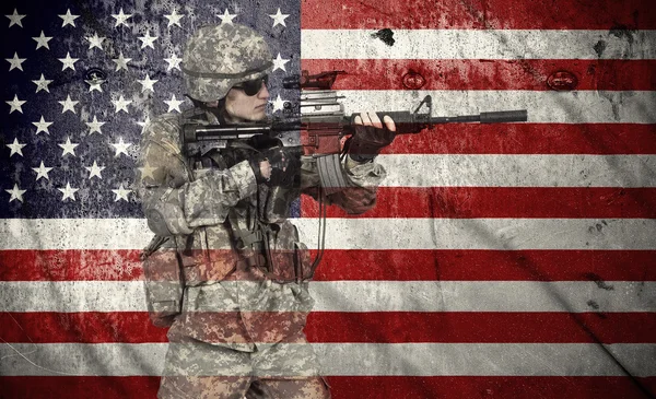 Soldado sosteniendo rifle —  Fotos de Stock