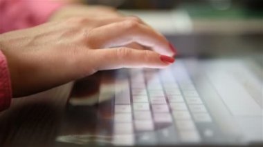 Dijital tablet üzerinde yazarak eller