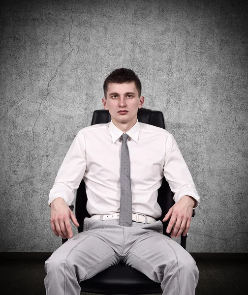 Homem de negócios sentado na cadeira de escritório — Fotografia de Stock