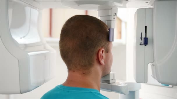 Computer esegue la scansione della testa del paziente — Video Stock