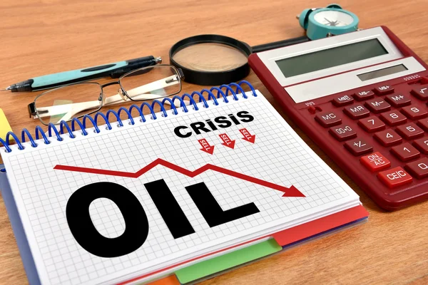 Sacar la crisis del petróleo en el cuaderno — Foto de Stock