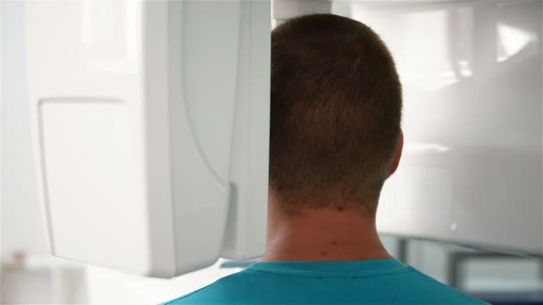 Computer scans the patient's head — Stock Video