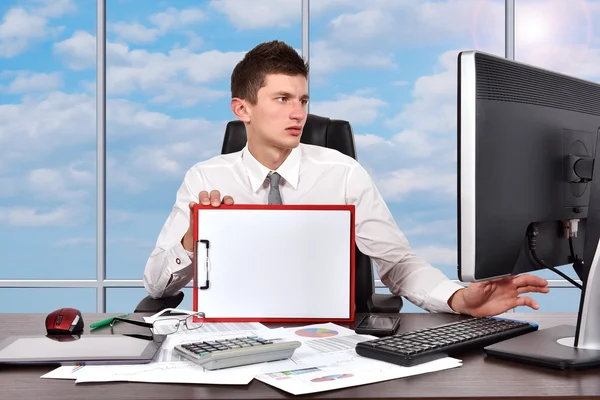 Homem de negócios com área de transferência em branco — Fotografia de Stock