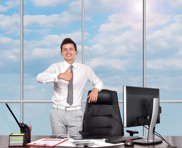 Hombre de negocios mostrando pulgar hacia arriba — Foto de Stock