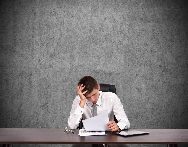 Empresário cansado conta perdas — Fotografia de Stock