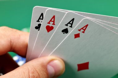 Dört as tutan el