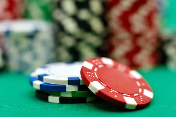 Färg travar av poker chip — Stockfoto