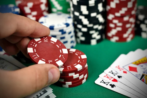 Mão segurando fichas de poker — Fotografia de Stock