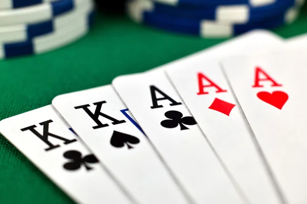 Full house e fichas de poker — Fotografia de Stock