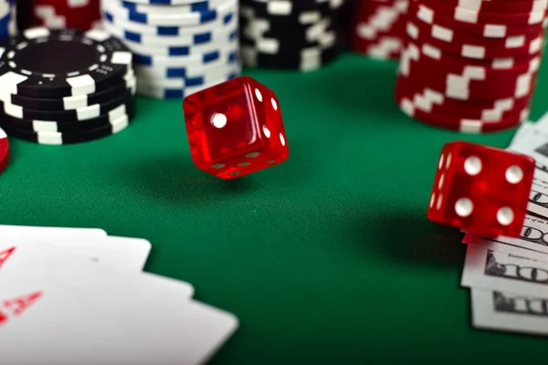 Fallende Poker-rote Würfel — Stockfoto